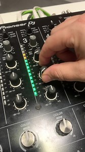 🎧 DJ Intro Trick Using a Simple 2-Beat Loop You don’t need complex tracks to create powerful intros. With a basic 2-beat loop, echo, isolator EQ and fader control, you can build tension and open a set creatively. 👇 Would you use this intro in your sets? 🇵🇹 Truque de Intro DJ com um loop simples de 2 tempos Não precisas de faixas complexas para criar intros fortes. Com um loop simples de 2 tempos, echo, EQ em modo isolator e controlo do fader, consegues criar tensão e abrir um set com criativ