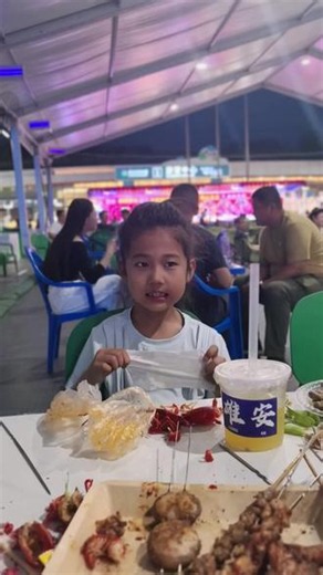 👨👩👧👦亲子时光，是生活里最甜的糖🍬！一起在公园撒欢奔跑🏃，笑声洒满每个角落；窝在沙发读绘本📚，沉浸在奇妙故事里；动手做顿美味晚餐🍳，厨房满是温馨香气。每一次互动，都是爱的积累💖，每一刻相伴，都值得珍藏✨。快和宝贝开启专属你们的欢乐时光吧！#亲子时光 #亲子互动 #温馨陪伴 #快乐童年 #幸福时刻