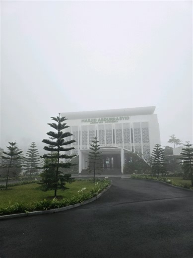 Suasana yang sejuk, tenang, dan nyaman di Arroyyan-HYR Character Boarding School sangat mendukung para siswa untuk fokus belajar sekaligus menghafal Al-Qur’an dengan lebih khusyuk dan optimal. Arroyyan-HYR Character Boarding School (ACBS) adalah lembaga pendidikan dengan FULL BEASISWA 100% SAMPAI LULUS TIDAK ADA BIAYA APAPUN yang punya misi besar menyiapkan generasi unggul berkarakter leaderpreneur-profetik Indonesia dengan berpegang pada tiga nilai utama yakni Base on Quranic Values, Building L