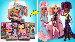 ¡Hola, chicos! ¡Hoy vamos a unboxing Hairdorables Hairmazing Prom Perfect Fashion Dolls! ¡Tenemos 6 muñecas diferentes - y eso es toda la colección y son absolutamente increíbles! Vamos a conocerlas mejor? Bella es la reina del baile con un nuevo y emocionante estilo de baile. Vestida con glamurosos trajes de noche, ¡se exhibe! Dentro de la caja, encontraremos sorpresas en bolsas ciegas: una peineta, zapatos de moda y un bolso con plumas. ¡La muñeca Bella está muy elegante! Nuestra chica cisne e