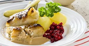 Klassiska kåldolmar med gräddsås