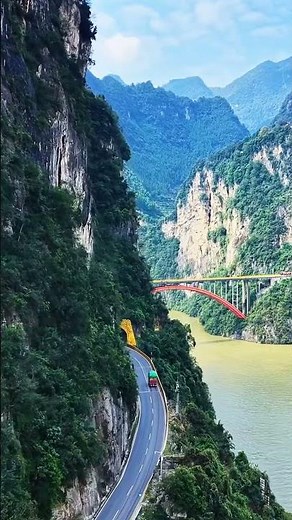 Take a cruise through the canyon and watch the river flow #Three Gorges of the Yangtze River#travel