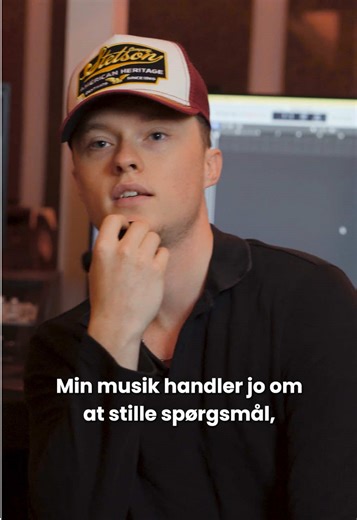 @Asger vil med sin debutsingle “Mandag til fredag” gerne stille spørgsmålstegn til, om vi bruger vores tid rigtigt — det mødte vi ham til en snak om i studiet, hvor vi også fik spurgt ind til country-inspirationen i hans nye musik 🤠 🎥 @otte4prez