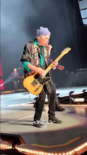 From Red Carpet to Rocking the Stage 👅 #keithrichards #mickjagger #ronniewood #70s #kifnrock