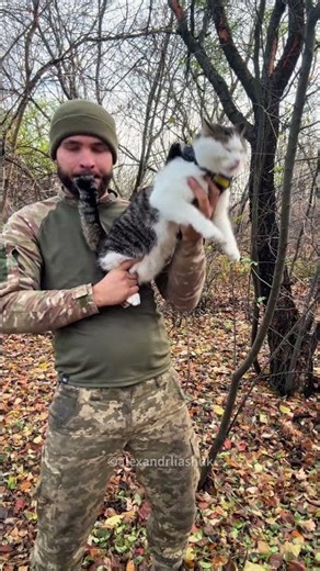 Soldier Brings Cat To Army😍