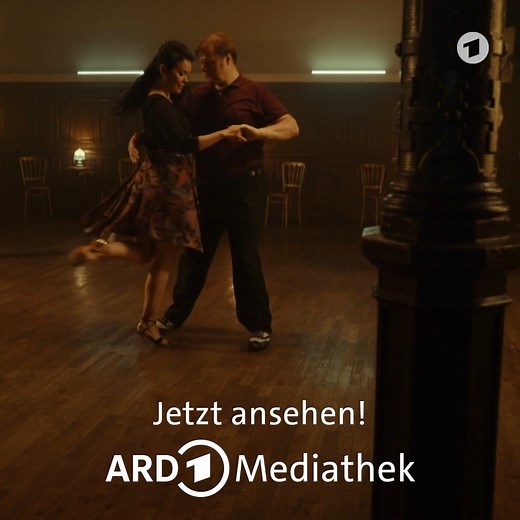Eigentlich soll Frank nach einem Herzinfarkt übermäßige körperliche Anstrengungen vermeiden. Doch dann beginnt er heimlich einen Tangokurs. "Tanze Tango mit mir" am FilmMittwoch um 20:15 Uhr im Ersten und jetzt in der ARD-Mediathek: 1.ard.de/tanze-tango-mit-mir | ARD Mediathek