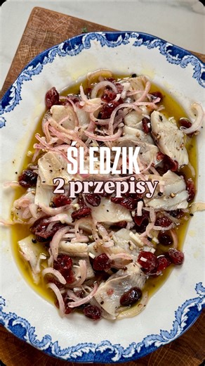 Marlena Cichocka on Instagram: "Śledzie na Święta 🎄⭐️ Śledzie z żurawiną i pieprzem ⭐️ Składniki: 300-400 g filetów śledziowych solonych lub zakwaszonych 1 duża szalotka 3 łyżki żurawiny suszonej 3-4 goździki 1 płaska łyżeczka pieprzu kolorowego 2 łyżki octu winnego 1/3 szklanki oliwy z oliwek - około 80-100 ml Przygotowanie: Żurawinę zalać wrzątkiem i zostawić na 15 minut aby napęczniała. Filety solone wymoczyć w zimnej wodzie, odlać i osuszyć. Filety śledziowe z octu wystarczy osuszyć. Pokroi