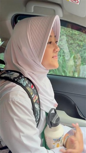 DINAR GOES TO SCHOOL WEARING A NEW BACKPACK FROM HER BESTIE, WHAT COLOR IS YOUR SCHOOL BACKPACK G...