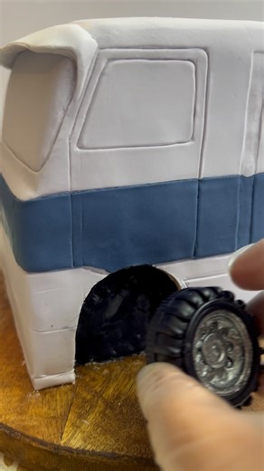 Making a truck wedding cake #weddingcake #truckcake #truck #wedding #cake #cakedecoration #instagram #reel | Ping's Cake Design