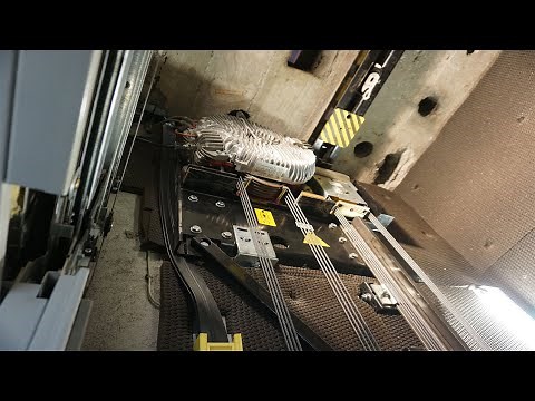 Vue détaillées sur un ascenseur KONE MaxiSpace