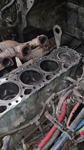 Freightliner Columbia is ready for its new cylinder head that finally showed up
