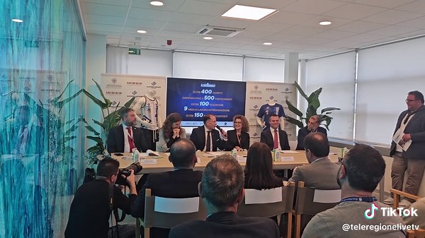 - UNA NOTTE DI CORSA SULLA PISTA DELL_AEROPORTO AD ALGHERO ARRIVA ALGUERUNWAY -