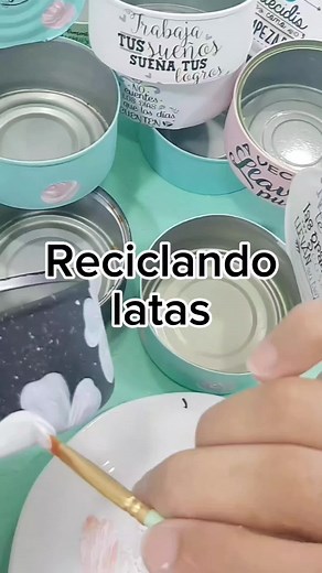Latas recicladas pintadas a mano , con detalles de frases . #latasrecicladas♻️ #latasrecicladas #latasrecicladasdecoradas #reciclajeideas #reciclandocomamor #reciclandolatas