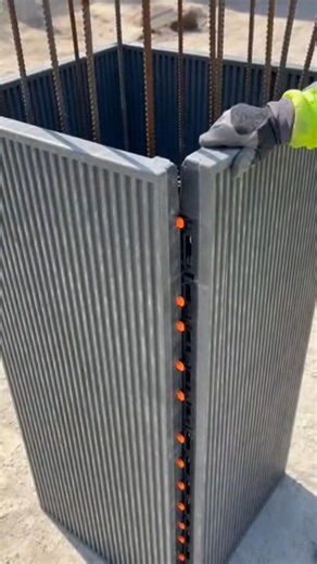 Encofrado modular de polímero en acción.