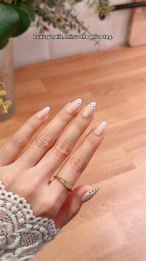 The perfect match for your Christmas outfit! Everyone looks stunning 👗 #cateyenails #shangmengnails