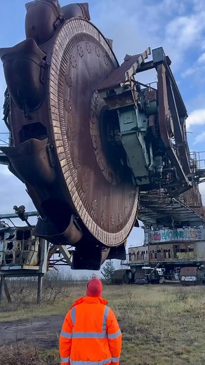 A Bagger 1473, Kék csodának keresztelve egy SRs 1500-as sorozatú vödrös kotrógép protototípus, amelyet elhagyatottan hagytak egy mezőn Schipkauban, Németországban. A kotrógépet a Tagebau Meuro bányában használták 1965-től 2002-ig. Senftenberg, Gro ßräschen és Schipkau önkormányzata együttműködött a nyílt bányagép megőrzésében. 2003 augusztus 29-e és szeptember 15-e között a Bagger 1473-at a Meuro bányától mintegy 8,5 kilométerre (5,3 mérföld) szállították át az EuroSpeedway Lausitz közelében. Új