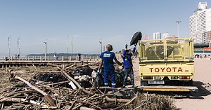 South Africa: Beach clean-ups start after deadly flooding | Africanews