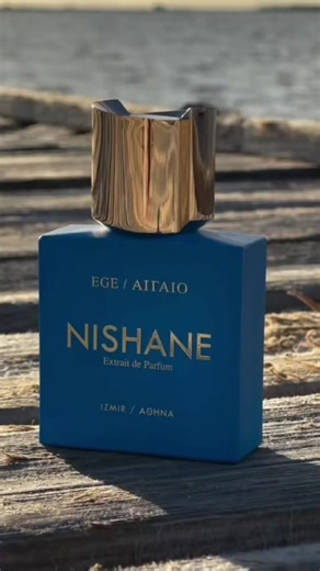 EGE / ΑΙΓΑΙΟ de Nishane (2020) es un perfume nicho aromático-acuático unisex creado por Ilias Ermenidis, inspirado en el Mar Egeo. Destaca por sus notas frescas de albahaca, menta, yuzu y anís, con un fondo mineral de incienso. Es una fragancia ideal para climas cálidos y verano, ofreciendo una alta duración y un carácter versátil, verde y herbal. #kaparfumpy #perfumes #decants #nishane #perfumenicho