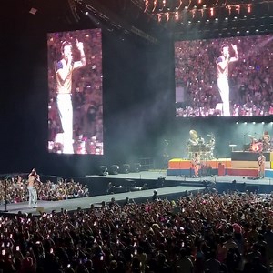 498K views · 45K reactions | This concertgoer proposed to his girlfriend after singing Sign of the Times with Harry Styles at the largest indoor arena, PH Arena. By Live Nation Philippines #HarryStylesinPH #LoveOnTourPH #HarryStyles | Philippine Concerts | Facebook