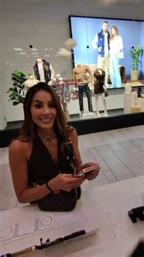 Phone Repair Shop on Instagram: "When She Walks In Knowing the 💅 Assignment: Privacy + Case Bundle 📲 #mastergotech #privacyscreen #iphonerepair #spanishtiktok #fyp"