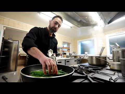 Landes : la cuisson des asperges vertes des Landes par Vincent Stafrach l'instant Gourmet à Oeyreluy