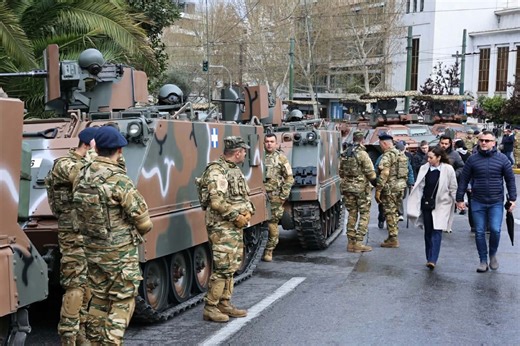 25η Μαρτίου: Οι προετοιμασίες για τη στρατιωτική παρέλαση στο Σύνταγμα μέσα από τον φακό του Newsbomb