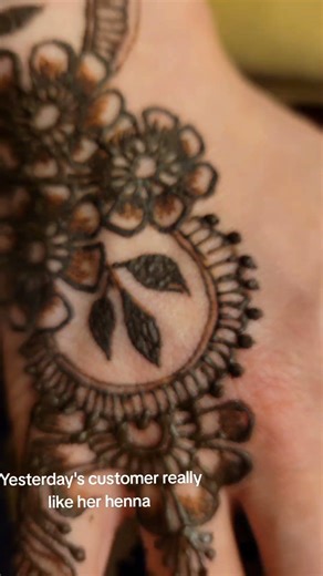 A beautiful moment when my client absolutely fell in love with her Mehndi ✨ #handmehndi#trendymehndi