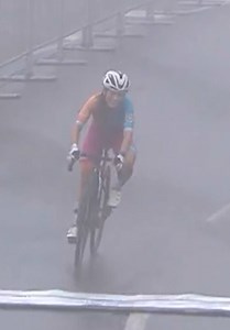 La venezolana Lilibeth Chacón, tres veces campeona, domina el mítico alto de La Línea y es la nueva líder de la General de la Vuelta a Colombia femenina!! Jasmín Soto, de Guatemala, y la local Angie Londoño la escoltaron en esta durísima y eterna subida!!