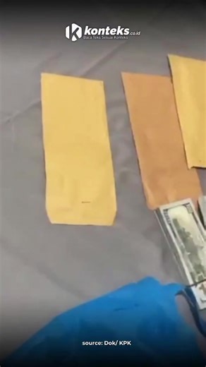 #konteks Penyidik KPK kembali melakukan operasi senyap dengan menggeledah sebuah apartemen yang diduga kuat menjadi safe house pejabat Bea Cukai (DJBC). Dalam penggeledahan terkait dugaan korupsi pengaturan impor barang ini, tim penyidik menemukan sejumlah amplop tebal berisi mata uang dolar serta emas batangan yang disembunyikan layaknya di dalam