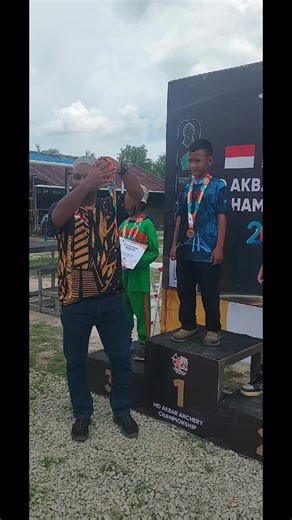 Tor monitor ketua! Team Pattern Archery Community borong medali lagi!! ... Ahsan meraih dua emas, Eza satu emas dan satu perunggu, Ridho Salkhoir dua perunggu, Tsabit satu perunggilu .. Jadi total peraihan medalinya 3 emas dan 4 perunggu pada event Md Akbar Archery Championship 2025, di Lapangan Panahan Md Akbar Horse Riding And Archery .... Tahniah .. Allahu Yubarik Fiikum ..... Jom daftar jadi Santri Pattern #PesantrenAlamAttaqiModern Pesantren GRATIS bagi para santri penghafal qur'an yatim dh