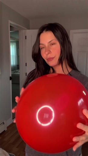 Finger squeeze pre pop #balloon #slowmotion