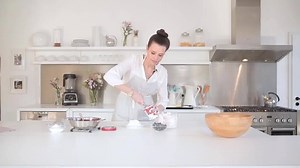 37K views · 159 reactions | Du liebst unsere köstliche Eiscreme und kreierst gerne verführerische Desserts? Dann werde jetzt als Genuss-Botschafter kreativ und sichere dir die Chance auf einen stylischen SMEG Kühlschrank! Foodbloggerin und Häagen-Dazs Jurymitglied Daniela Klein vom beliebten Blog Klitzeklein zeigt wie es geht: apps.facebook.com/nichts-ist-wie-dazs | Haagen Dazs | Facebook