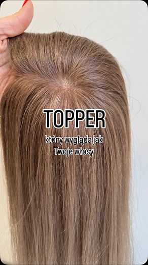 2.3K views · 153 reactions | Topper, który wygląda jak Twoje włosy. Nie widać go, bo idealnie wpasowuje się w Twoją fryzurę. Naturalny, lekki i dopasowany tak, że zapomnisz, że masz go na sobie.  Napisz, a pomogę Ci dobrać topper idealny dla Ciebie. #topper #wiglet #łysienie #szkoleniafryzjerskie #naturalnewlosy #zagęszczeniewłosów #hairconfidence #perukidlaniej #wigletshop #kobiecasiła #wigstyling #włosy | Wiglet Pracownia Perukarska | Facebook