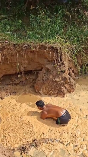 Amazing treasure found gold..!!! hunting for gold on river cliffs with a simple dredging machine.. #Amazing #Amazon #amazonas #treasure #treasurehunt #founder #theboys #hunting #hunterxhunter #OnThisDay #river #cliff #with #simpleliving #simple #dredging #rafting #workout #jobs #trendingreel #fb | Nopelindo Karnopa Railis