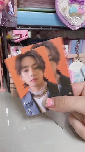 is this a flex 🧍🏻 #bts #btsfyp #btsarmy #taehyung #방탄소년단 #아미한테만추천 #아미 #김태형 #뷔 #btsphotocard