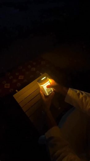 ‎TM PHONE || تي أم فون‎ on Instagram‎: "⁨ ⁨ إضاءة LED بتعديلات متعددة: الضوء يدعم 5 أوضاع للإضاءة 💡✨+ تعتيم مستمر (stepless dimming) لتناسب ظروف مختلفة (ضوء أبيض بارد، أبيض محايد، أبيض دافئ، RGB، وضع SOS). • قدرة سطوع علويّة حوالي 800 لومن، ما يتيح إضاءة قوية لمساحة جيدة. • بطارية كبيرة السعة: 14000 مللي أمبير-ساعة قابلة لإعادة الشحن، توفر بين 9 إلى 20 ساعة من التشغيل حسب مستوى السطوع. • يمكن استخدامه كباور بانك (مصدر طاقة) لشحن الجوال أو الأجهزة الصغيرة حين الحاجة. • تصميم عملي متعدد الاستخدا