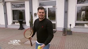 Seit 2019 wird sich im Hüftgold Schwetzingen das Hüftgold angefuttert. Inhaber Dario setzt auf ein familiäres Team und will mit seinem Konzept Jedermann ansprechen. Kann er mit seiner mediterranen Küche punkten? 🤔 📍 Das Restaurants Hüftgold ist nach den Dreharbeiten umgezogen und begrüßt seine Gäste jetzt in der Mannheimer-Straße in Schwetzingen. #MeinLokalDeinLokal #preview | Mein Lokal, Dein Lokal