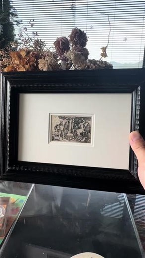 1542 年（距今整整 484 年！）作者：Hans Sebald Beham（左上角缩写「HSB」是他的签名），德国文艺复兴「小大师」代表人物，16 世纪欧洲最顶尖的版画家之一 半人马族在婚礼上醉酒闹事、试图掳走新娘，赫拉克勒斯用毒箭射杀了作恶的半人马，画面里右侧半人马背上的箭，就是赫拉克勒斯射出的致命一击，完美定格了胜负分晓的瞬间。 人物肌肉的起伏、半人马的毛发、树木的纹理、远处的城景，