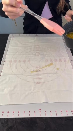 Warbat ein ist orientalischer Genuss. Eine traditionelle Süßspeise aus der syrischen Küche, mit wenigen Zutaten und einfach gemacht, super knusprig und zugleich cremig gefüllt 😊 Die hauchdünnen Schichten werden goldbraun gebacken und mit einem aromatischen Sirup überzogen. Gefüllt mit einer himmlischen Keshta-Creme, die einfach nur traumhaft schmeckt und so entsteht ein Dessert, das auf der Zunge zergeht. Ob zum Kaffee, als Nachtisch oder einfach zwischendurch, diese kleinen Köstlichkeiten sind
