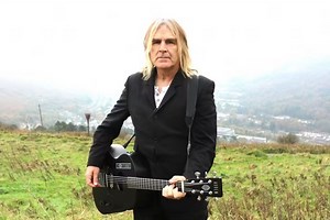Mike Peters, cantor do The Alarm, morre aos 66 anos