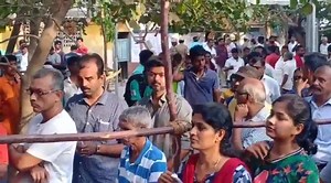 Thalapathy #Vijay casting his vote for the #LoksabhaElections2019 Good gesture by the actor keeping himself simple at his polling booth. #TNElection2019 #ThalapathyVijay | Heytamilcinema