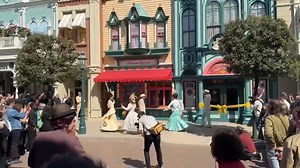 24K views · 419 reactions |  Boardwalk ou Broadway... Les habitants de Main Street sont de sortie et fêtent l'arrivée de M&M's   Boardwalk or Broadway... Citizens of Main Street U.S.A. are celebrating and welcoming M&M's!  | DLP Report | Facebook