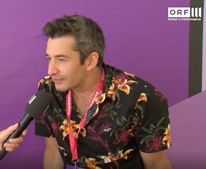 Kurz vor seinem Auftritt auf der Ö1 Kulturbühne (19.30 Uhr live in ORF III) wird Kabarettist Omar Sarsam von unserer Moderatorin Ani Gülgün-Mayr noch auf die Probe gestellt. Kann er berühmte Lieder erkennen und weitersingen? Seht selbst! | ORF III