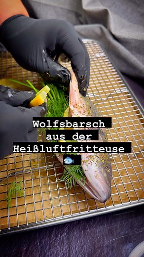Peter Kowalski on Instagram: "🐟Wolfsbarsch aus der Heißluftfritteuse Rezept‼️ Mega lecker und schnell gemacht. Soo, ihr braucht: 1 Wolfsbarsch oder Forelle geht auch Fischgewürz Frische Dillzweige Zitronenscheiben Etwas Olivenöl Fisch unter kaltem Wasser abspülen und trocken tupfen. Wie im Video einritzen, mit etwas Öl massieren, würzen und mit dem Dill und den Zitronenscheiben füllen. Bauch vom Fisch mit dem Kochgarn schließen. Bei 180° auf der Stufe Air Fry (Heißluft) für 20 Minuten brutzeln