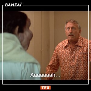 ⚠️Scène CULTE⚠️ Quand Coluche se fait piquer par un moustique dans #Banzaï ! 🦟😅 📺⏰ Ce soir à 21h05 | TFX