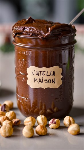 🍫Nutella maison au sirop d’érable (3 ingrédients)🌰 Voici une recette absolument géniale de nutella maison très très peu sucré et à la texture parfaite! Ce nutella végan est la base de la recette des ferrero rochers maison donc notez-la bien, vous en aurez besoin dans quelques jours (et les quantités sont exactes!). Bien entendu même si vous ne voulez pas faire de rochers, cette recette est indispensable, il faut que vous la testiez 🤤🤤🤤 Pour un gros pot: ▪️460g de noisettes torréfiées ▪️30g 