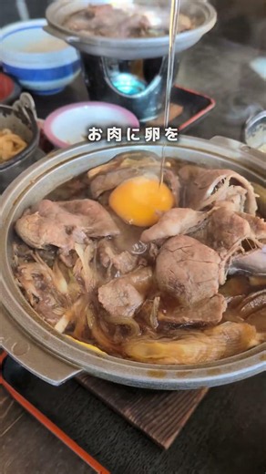 宇都宮市で愛されている和食店 【割烹 岡】 高そうで素通りしてたんだけど、調べてみたらランチメニューは830円〜1,300円😳 今回注文したのはランチの人気メニュー 「牛すき鍋膳」 注文してか...