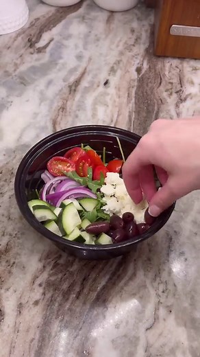 MEAL PREP IDEA: Greek arugula powder salad 🥗 [full recipe below] Lemon herb dressing doubles as a quick marinade for chicken in this Mediterranean-inspired bowl. It’s rich in protein from both white beans and chicken with plenty of veggies to keep the salad interesting like feta cheese, olives and tomatoes. Ingredients: For Lemon Herb Dressing: 1/4 cup olive oil 1/4 cup fresh lemon juice 1/2 cup fresh parsley 1 tbsp raw honey 1 tsp dried basil 1 tsp dried thyme 1/2 tsp sea salt For Chicken: 1 l