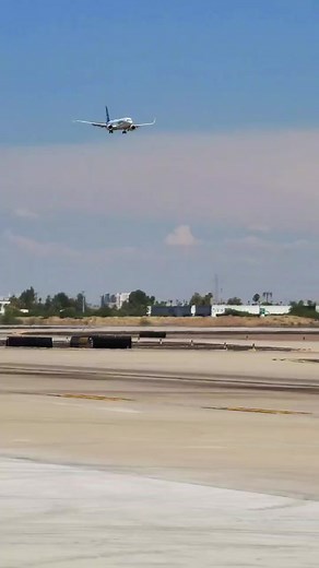 Rate: Alaska airlines Boeing 737 Max9 crosswind landing at Sky Harbor today #N920ak #b737max #b737max9 #aviation4u #planespotting #kphx #alaskaairlines #landing #ramper #fypシ #aviationdaily