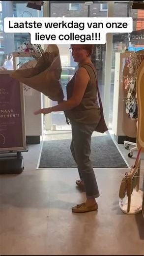 Laatste werkdag met onze lieve collega!!!!@BengelKinderschoenen #tik_tok #ffgekdoen #grappig #mama #lekkergenieten #momlife #heerlijk #weekend #zaterdag #hitte #shoppen #bengel #barendrecht #kinderschoenen #bengelkinderschoenen